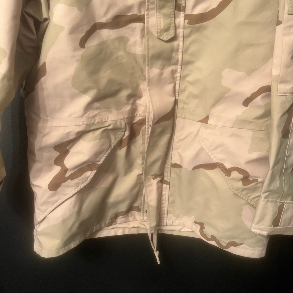 USGI ECWCS Tri- Color Camouflage Size: M cold weather parka. T
Hooded Jacket - Picture 6 of 13